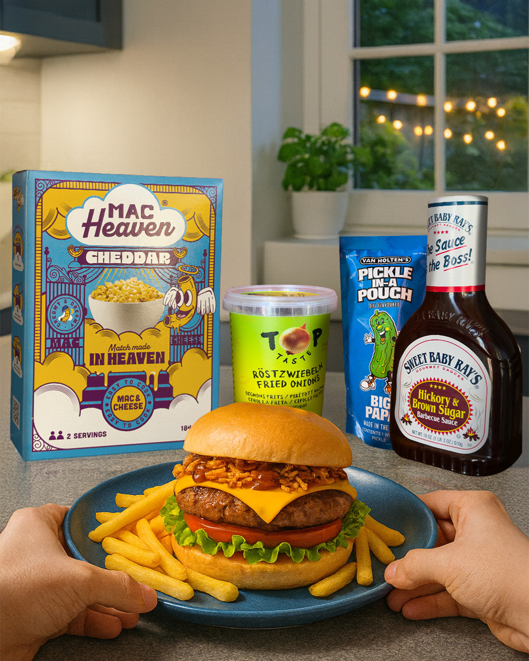 piatto con panino con hamburger circondato da altri ingredienti come salse e condimenti