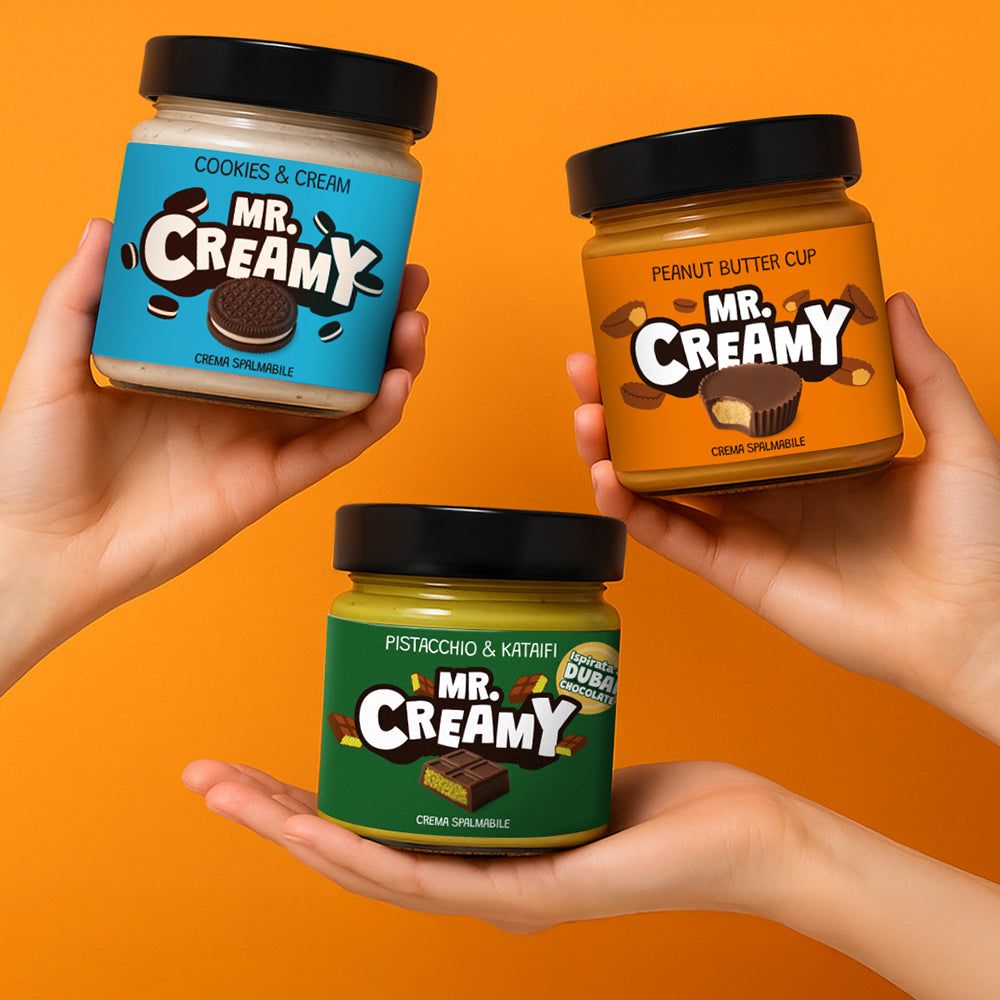 3 confezioni, le più vendute, di creme spalmabili da 200g Mr Creamy. Nella foto mani che reggono pistacchio e kataifi, cookies and cream e peanut butter cup