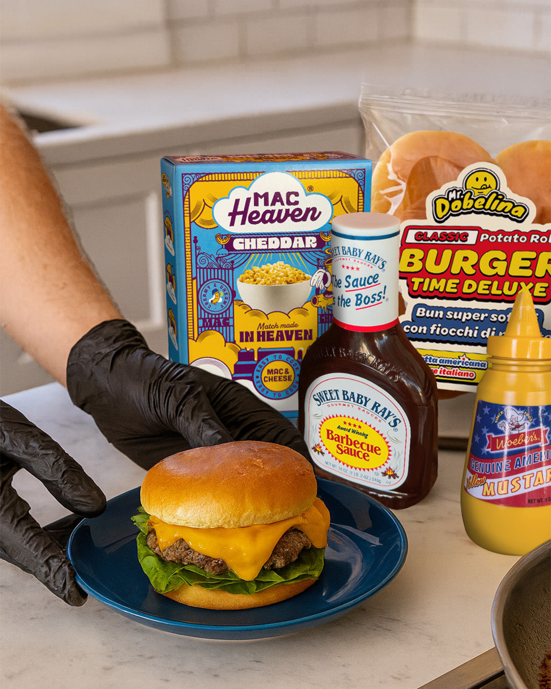 Foto di un hamburger con panino e altri prodotti per comporlo 