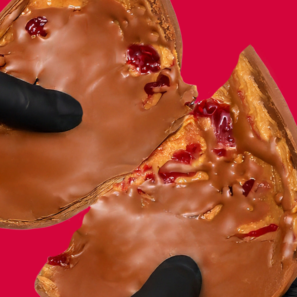 Ripieno di burro d'arachidi e marmellata ai lamponi dell'uovo di pasqua