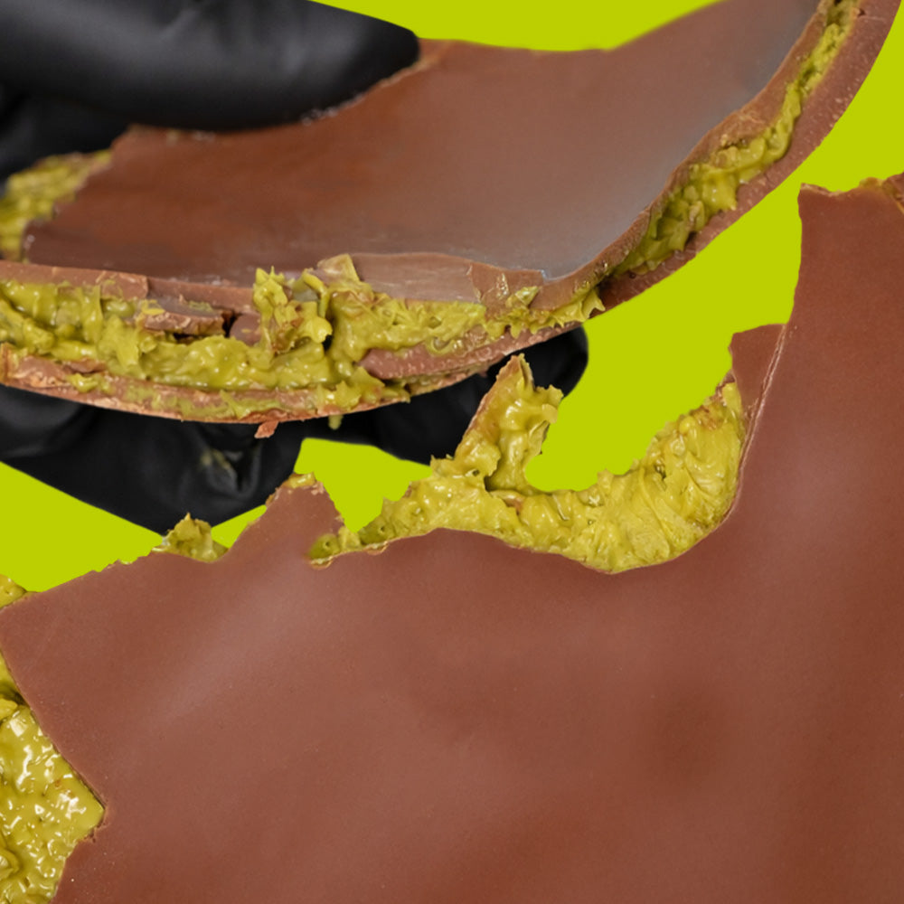 Uovo di pasqua ripieno di pistacchio e kataifi