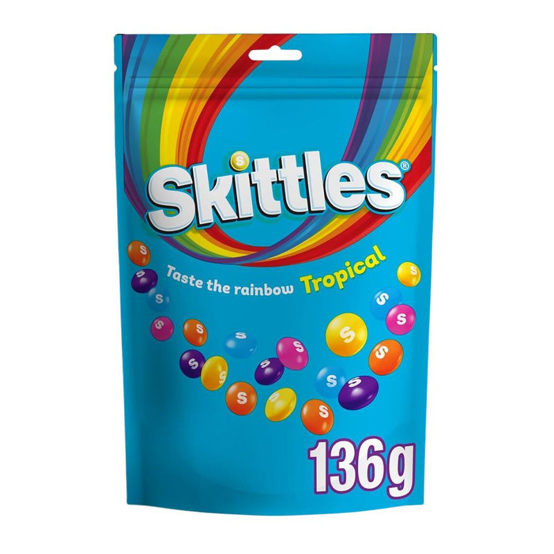 Confezione da 136g, caramelle gommose al gusto di frutta tropicale Skittles.