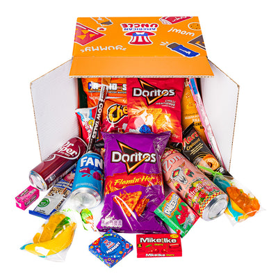 Snack box d'au moins 30 produits internationaux : sucrés, salés et boissons
