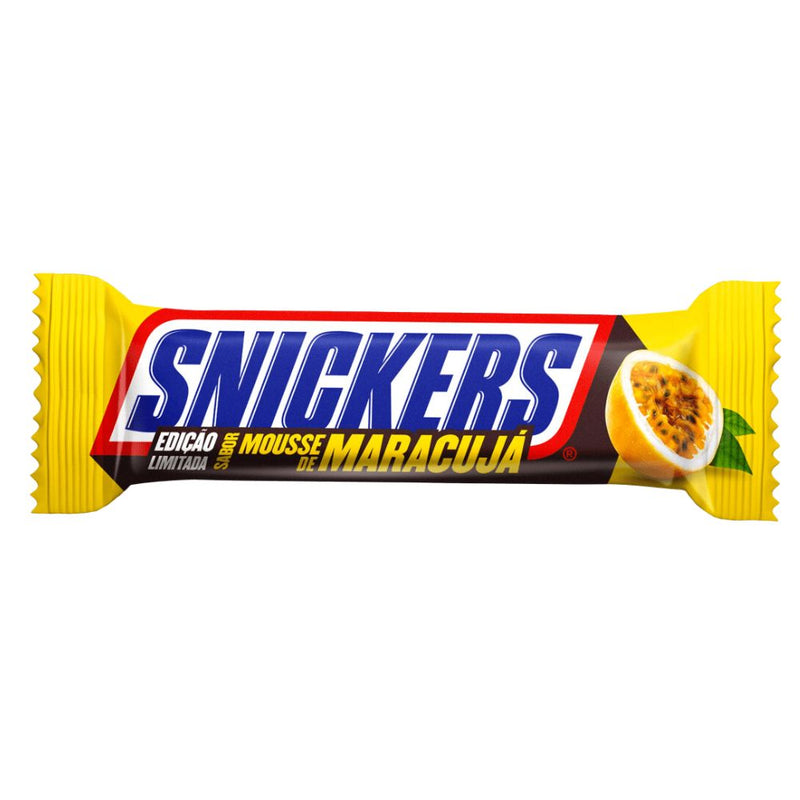 Confezione da 42g, barretta ricoperta di cioccolato ripiena di caramello, arachidi e crema al gusto di passion fruit Snickers.