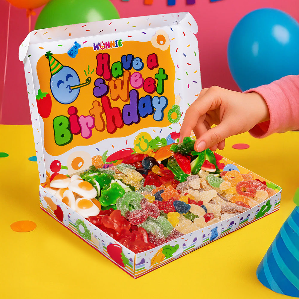 Scatola Wunnie Box Birthday interno con scritta "Have a sweet birthday" in ambiente da festa
