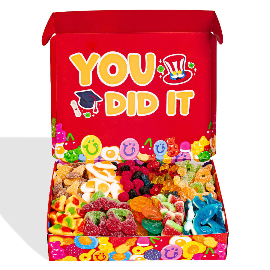 Scatola aperta frontale con scritta "You did it", logo e cappello di laurea
