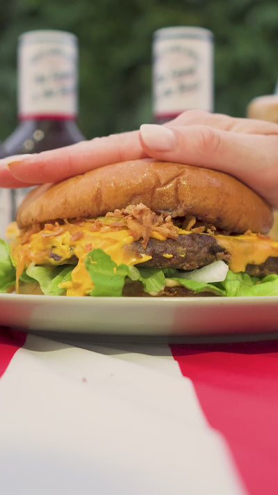 video di un hamburger smashato