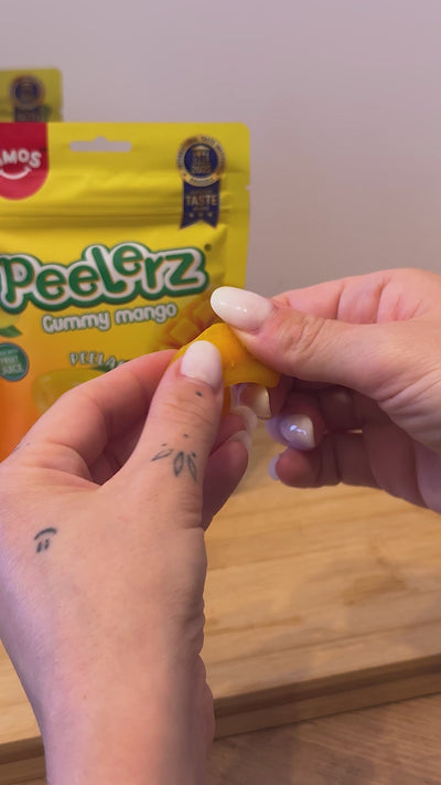 Video di mani che sbucciano le caramelle Amos Peelerz Mango