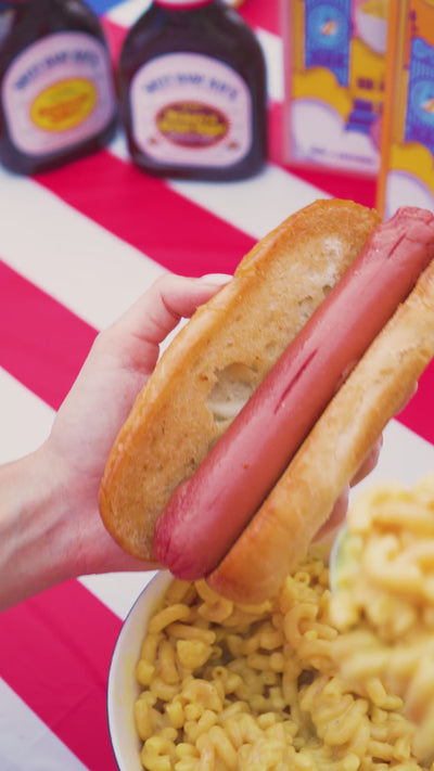 video di un hot dog che viene farcito con carne e mac and cheese